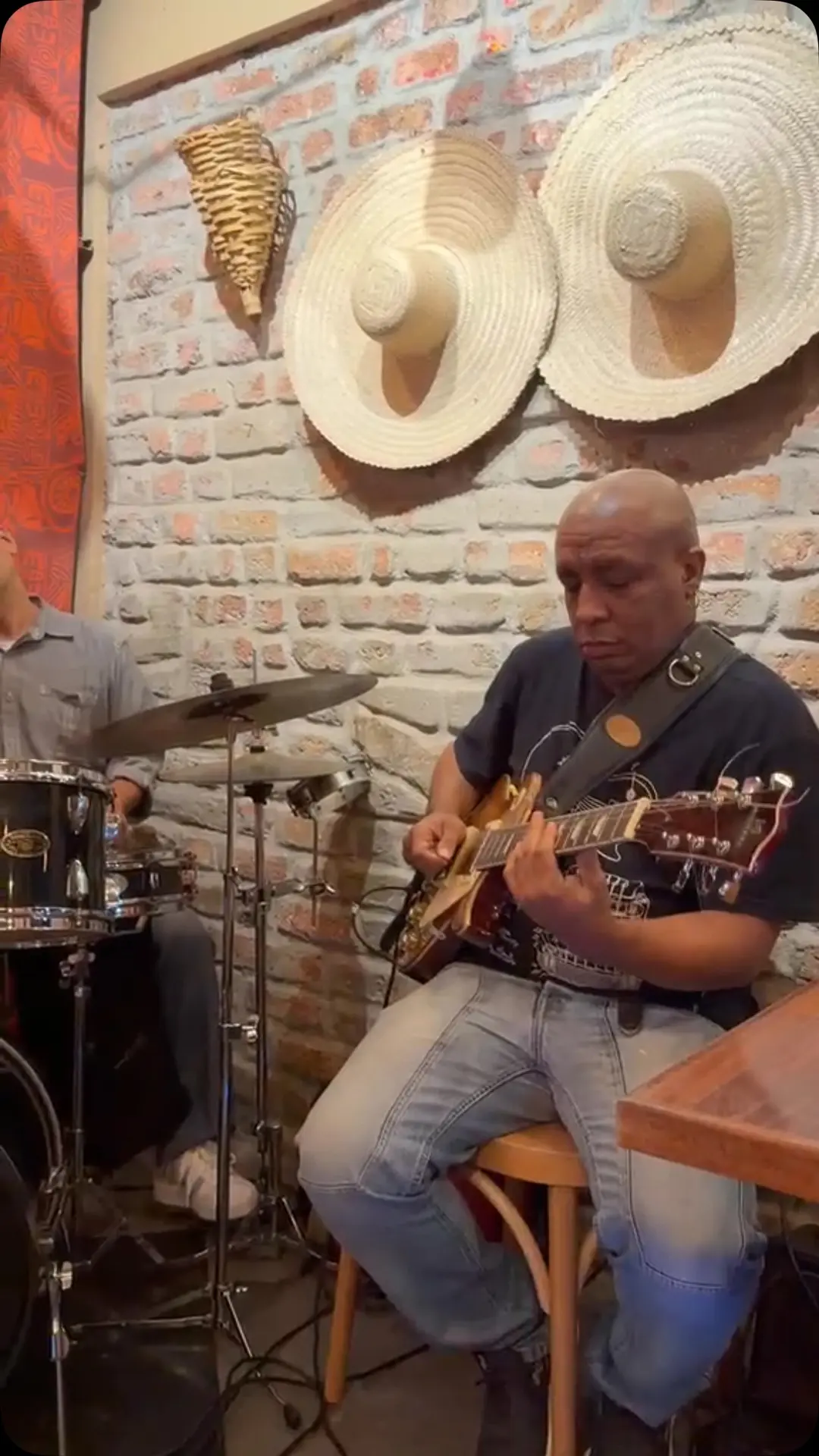 Flyer de Reinaldo Pestana, Papito Mello e mais 7 artistas