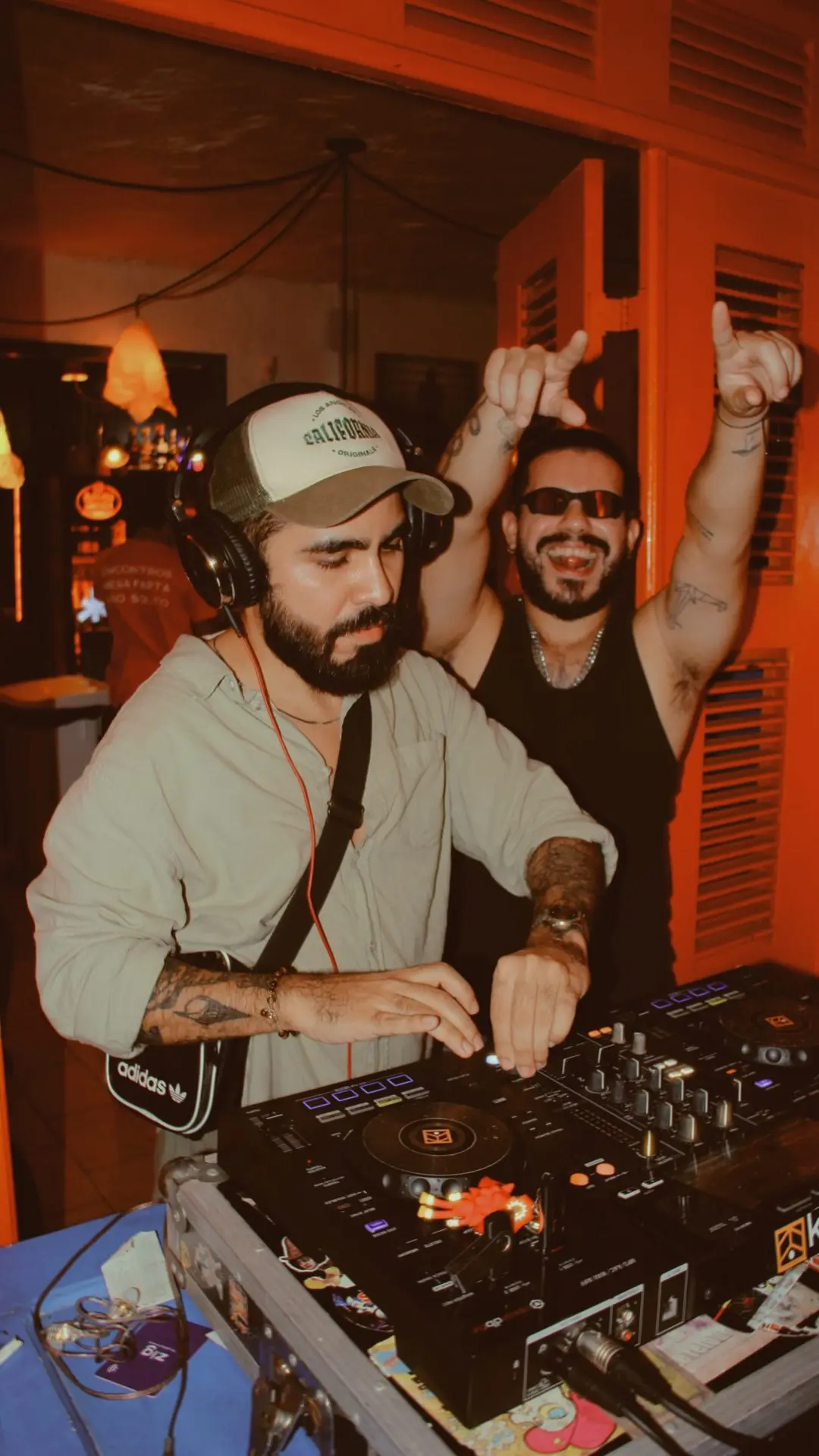 Flyer de Calu Pinheiro e Victor Régis